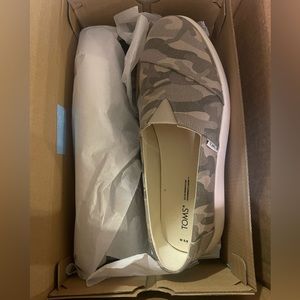 New in box Camo Toms